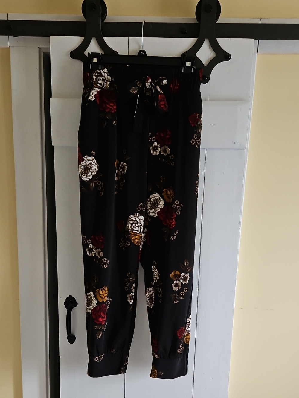 Three Dots Black Floral Tie-Waist Joggers